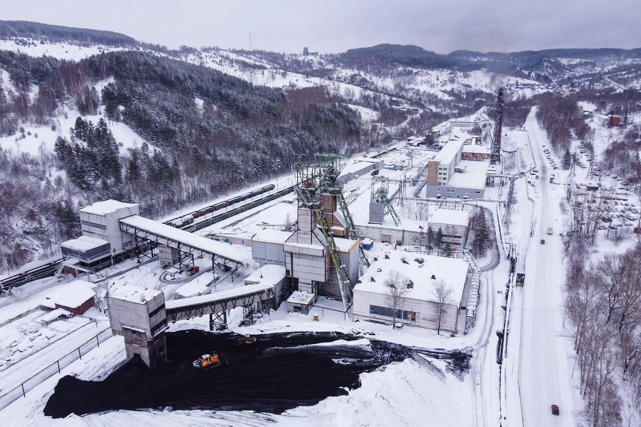 Логотип распадской угольной компании. Шахта распадская междуреченск. Учебный центр распадской угольной компании. Распадская угольная компания. Шахта распадская логотип.