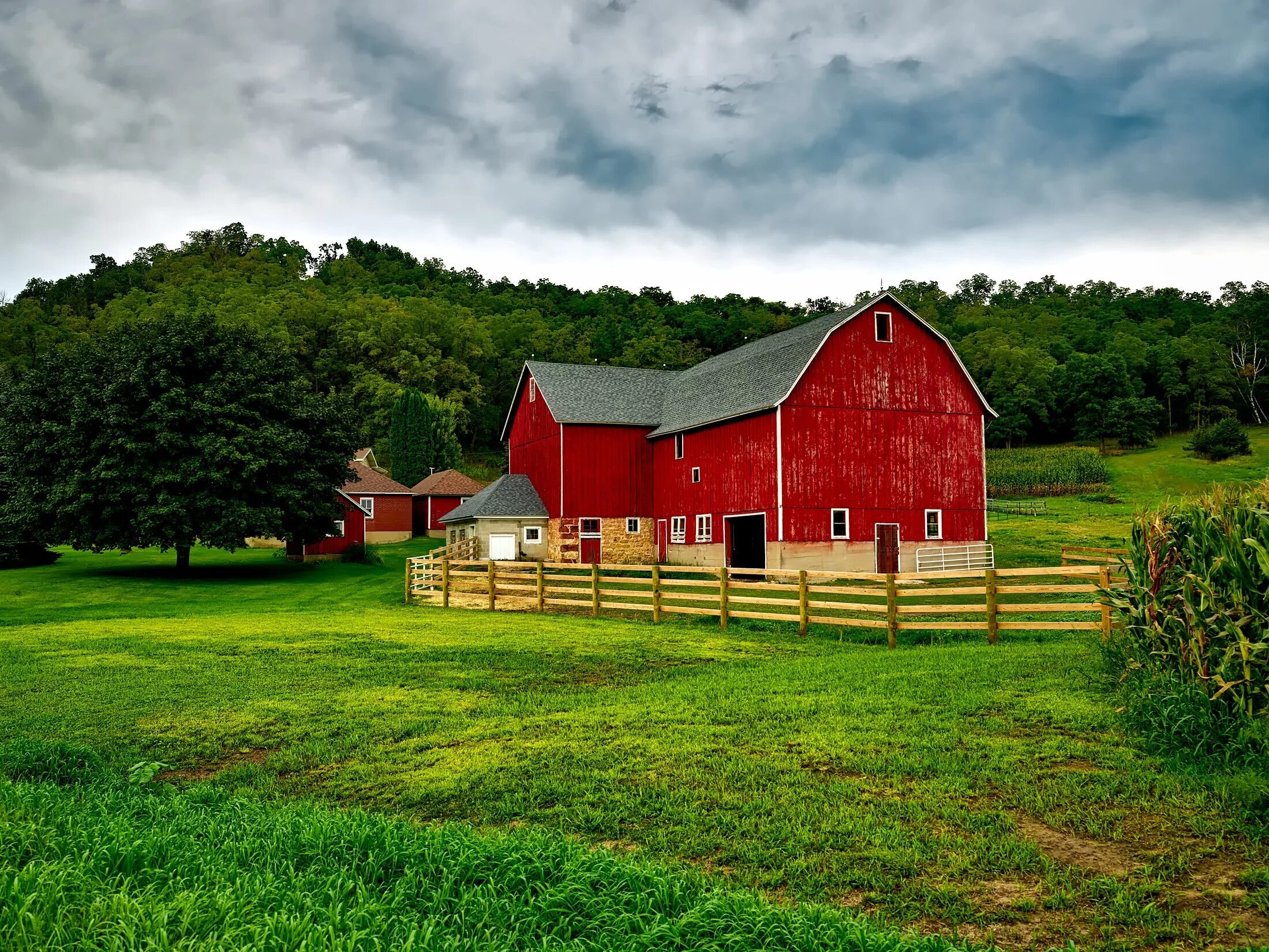 Ранчо в канаде. Красный амбар ферма. Farm yards. Фермерское хозяйство в северной америке. Сельская местность.