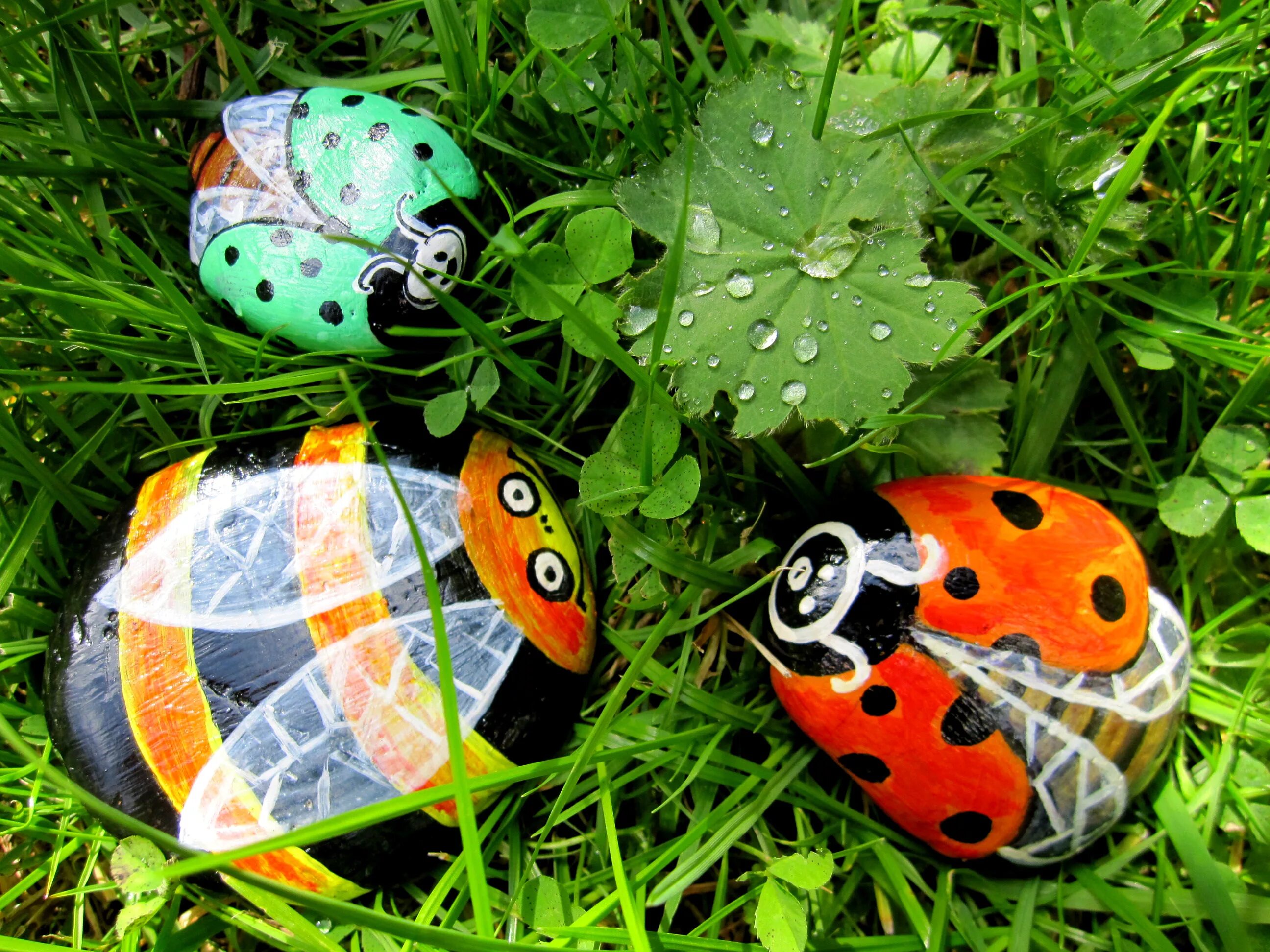 божья коровка из камня для сада. потделка бодья коровка. поделка божья коровка для малышей. поделка божья коровка из цветной бумаги и картона. божья коровка поделка для детей.