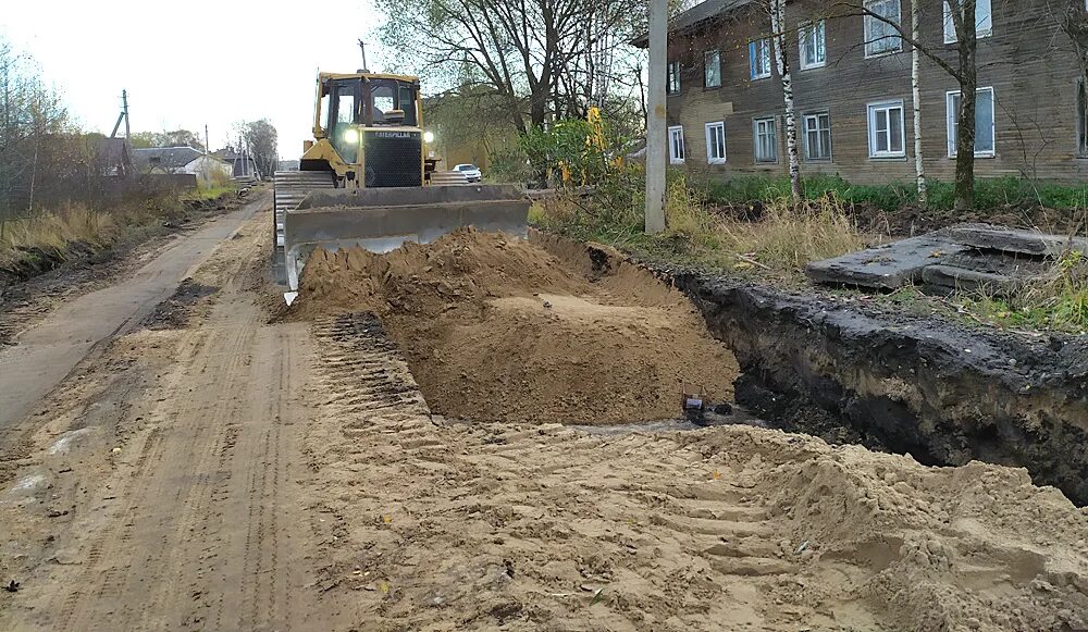 Сокольская дорога. Деревня литега. Обросово вологодская область. Тротуар вдоль дороги. Сокольская дорога.
