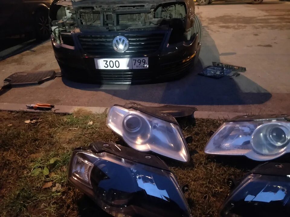 Фара фольксваген б6. Passat b5 фонари HELLA Black. Фонари HELLA Volkswagen Passat b6. HELLA Black Passat b6. Фонари HELLA черные Passat b6.