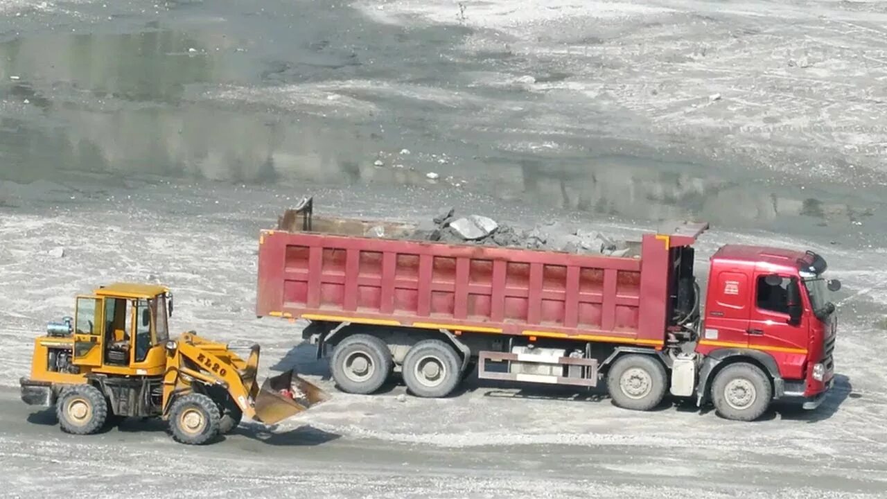Mercedes-benz actros самосвал. Мерседес бенц актрос самосвал. Ивеко стралис самосвал. Требуется водитель самосвала. Последствия перевозки самосвалами местным дорогам.