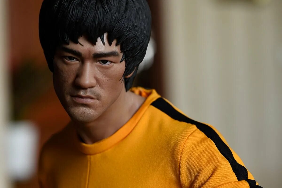 Брюс л. Брюс ли. брюс ли фото. bruce lee uzbek. брюс ли узбек тилида.