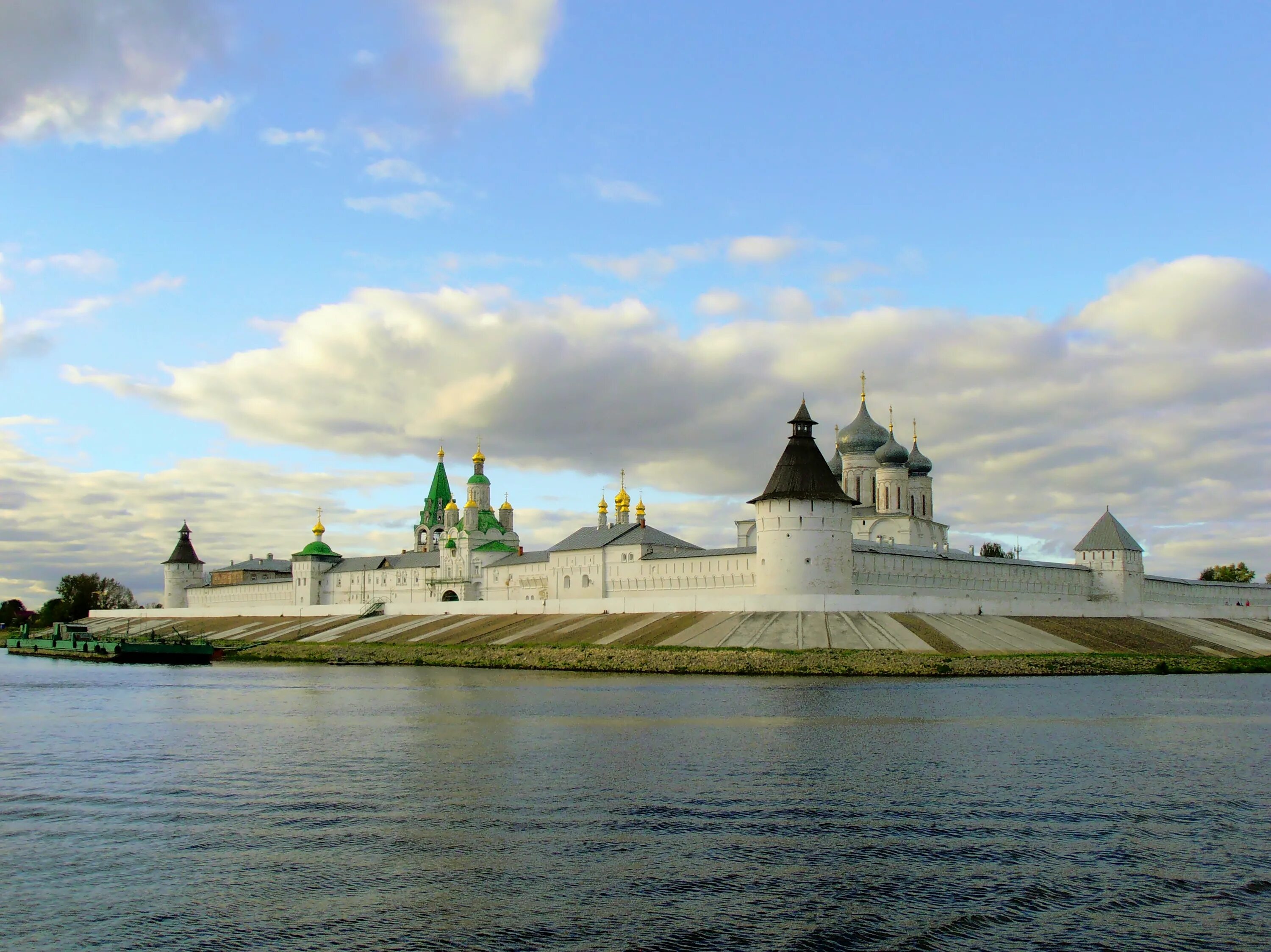 Макарьевский монастырь на теплоходе из нижнего. Макарьевский монастырь нижегородская. макарьевский монастырь на волге. макарьевский монастырь лысково.