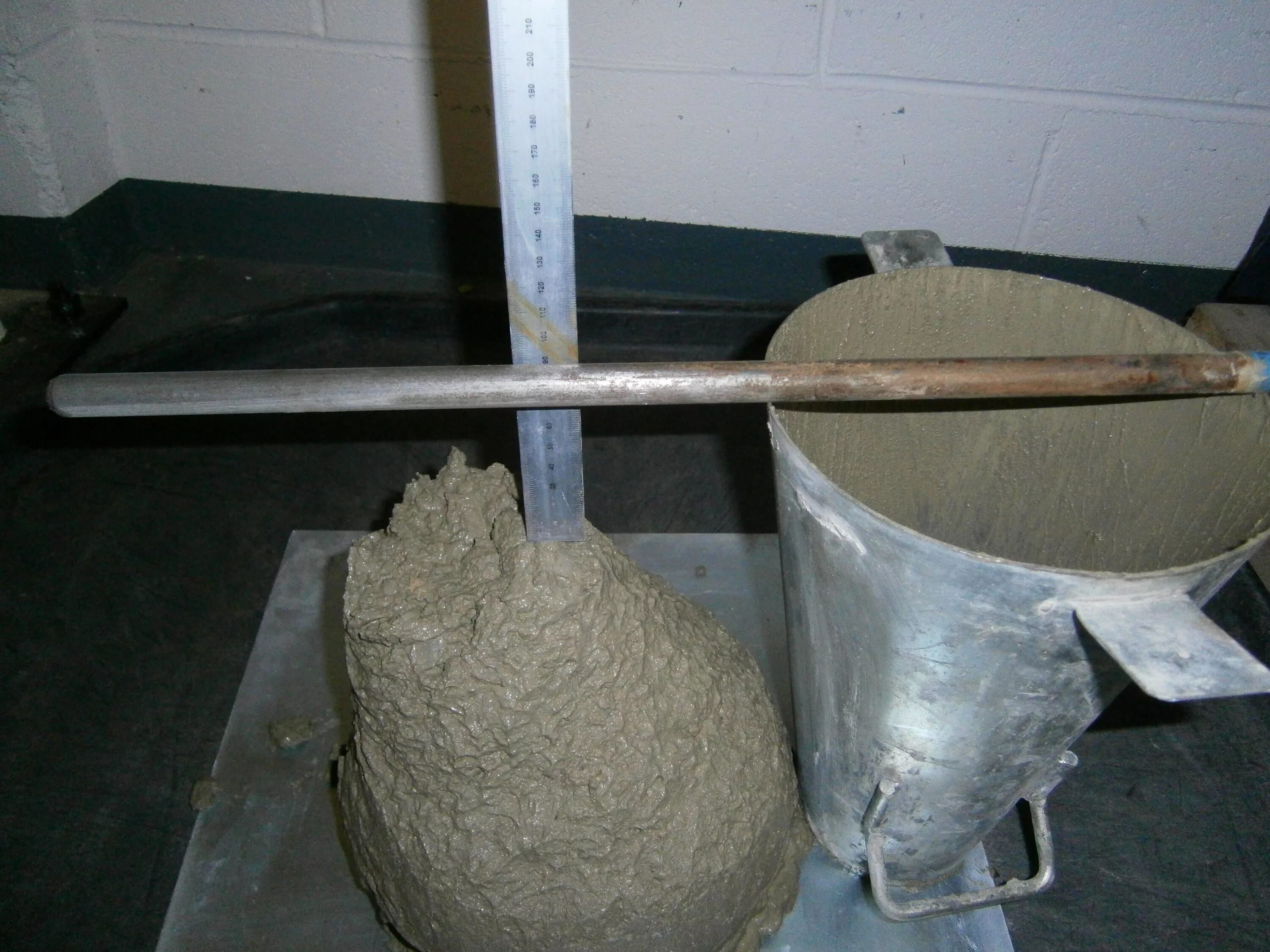 Удобоукладываемость растворной смеси. Испытание бетона конусом. Лабораторные испытания бетона. Лаборатория испытания бетона.