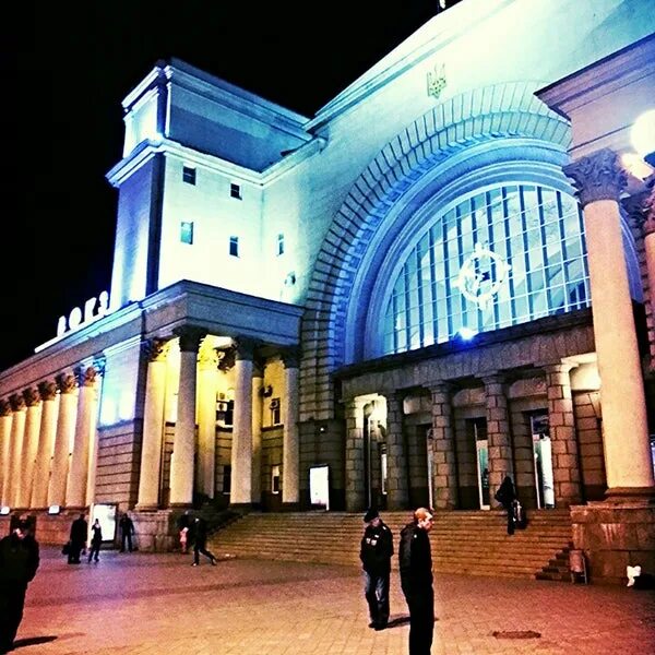 Вокзал днепропетровск. Ж/Д вокзал Днепр. ЖД вокзал Днепропетровск. Днепропетровск Южный вокзал. Вокзал Днепропетровск внутри.