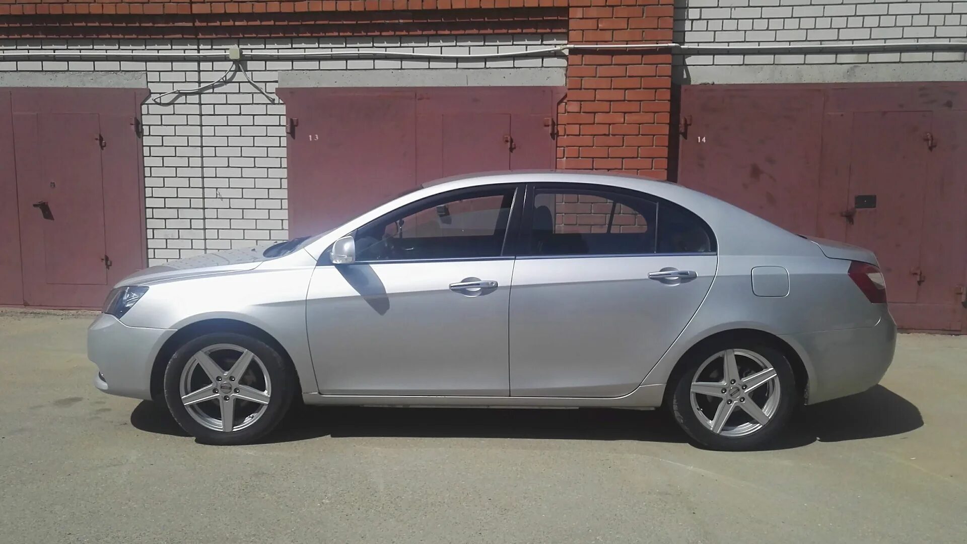 Резина эмгранд. Geely emgrand ec7 на дисках. geely emgrand ec7 колеса на 17. geely emgrand ec7 колеса r17. джили эмгранд ес7 на дисках r16.