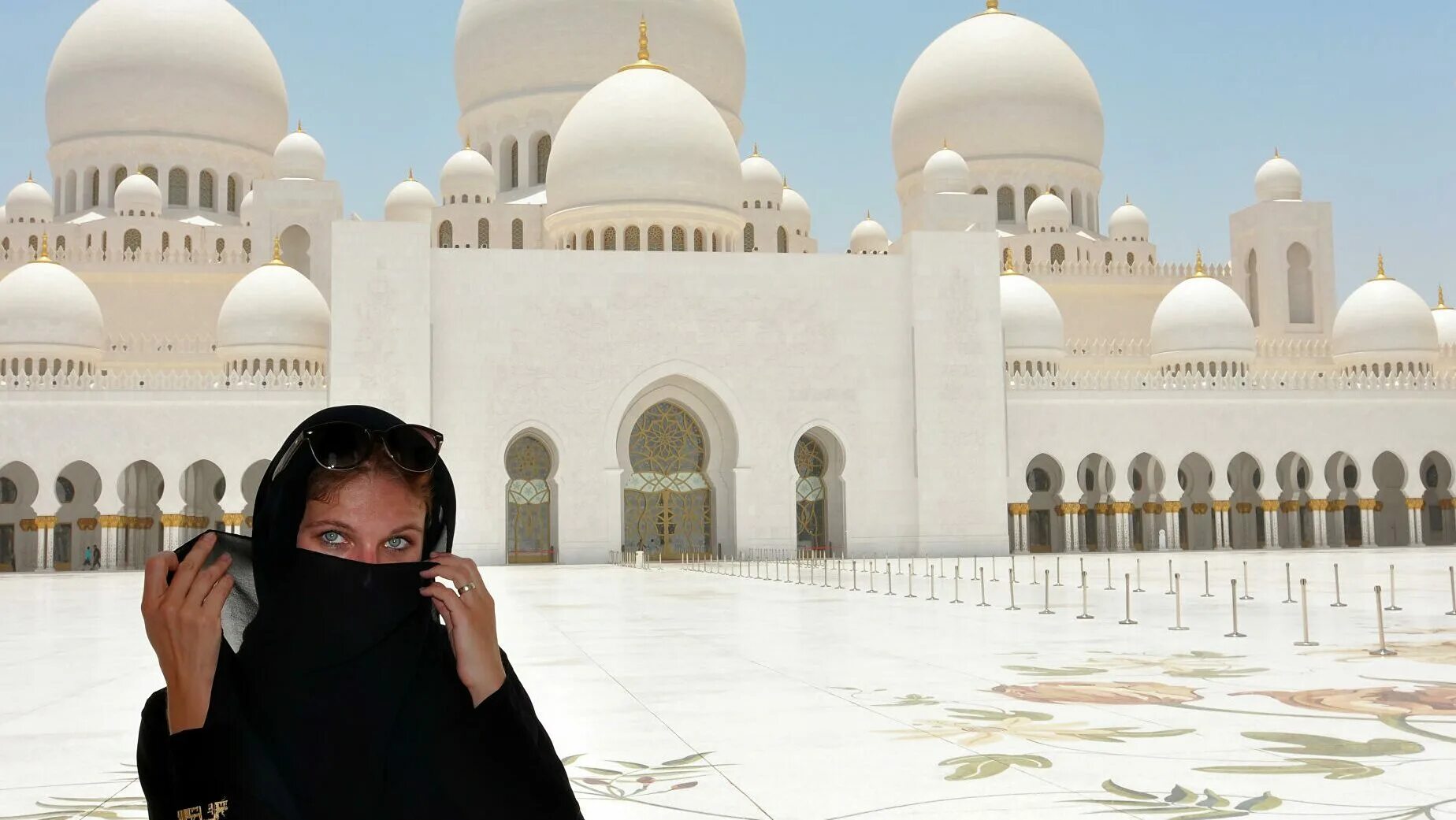 Что нельзя в дубае. Мечеть шейха Зайда Абу-Даби. Мечеть Абу Даби туристки 2022. Мечеть в Дубае Абу Даби.