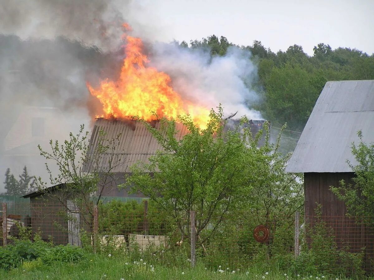 Пожар на дачном участке. Дом горит. Дачный домик горел. Пожар в частном доме. Дом в собственности сгорел