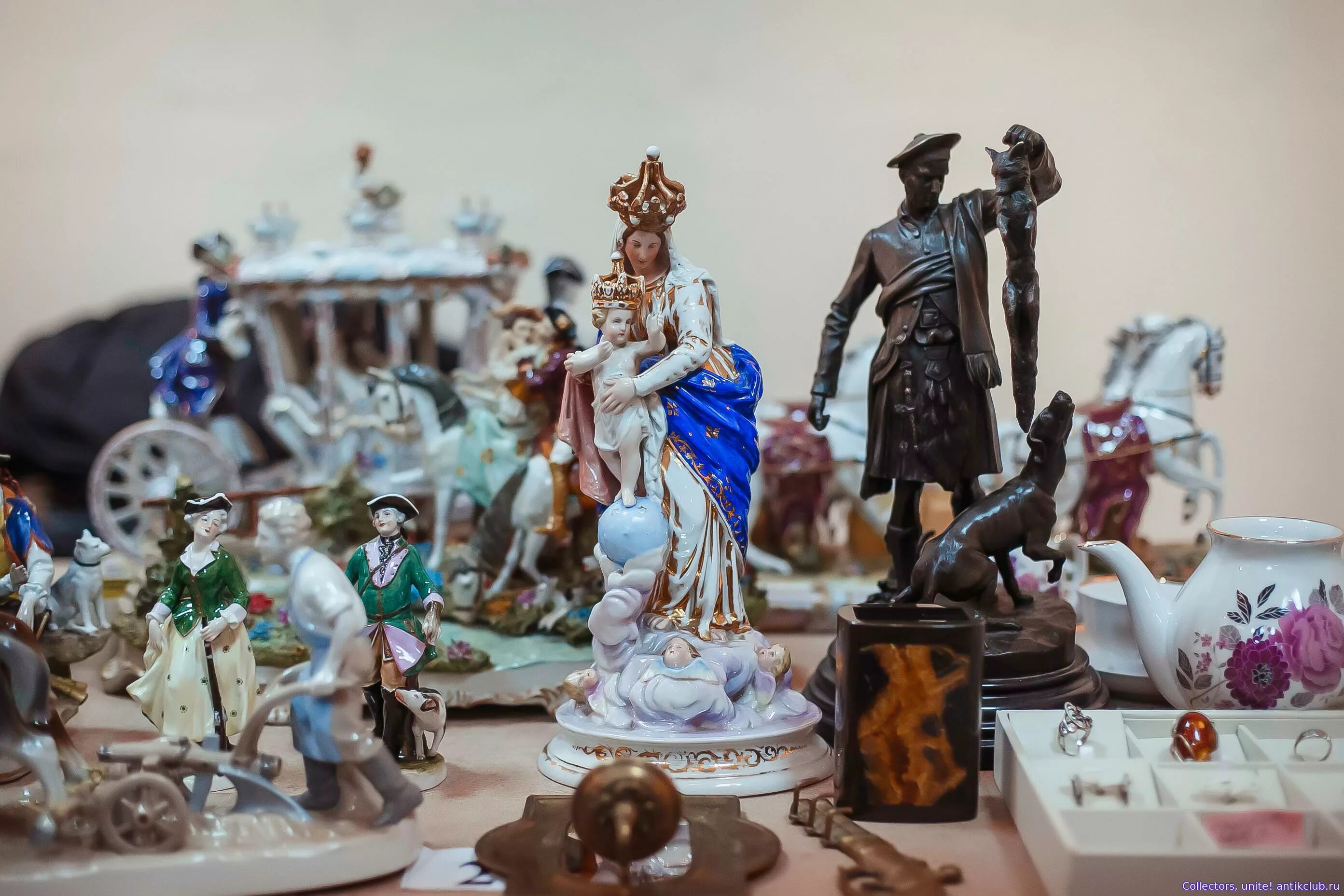 Коллекций каждая из которых. Коллекций каждая из которых. Коллекционировать. Виды коллекций. Панно для коллекции значков.