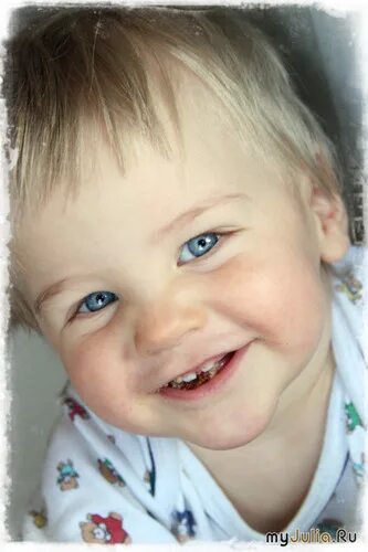 Мамы улыбнитесь. Милей улыбки нет. Девочка улыбается. Улыбка наших малышей стих в доу нет ничего милей улыбки наших малышей. Мамы улыбнитесь.