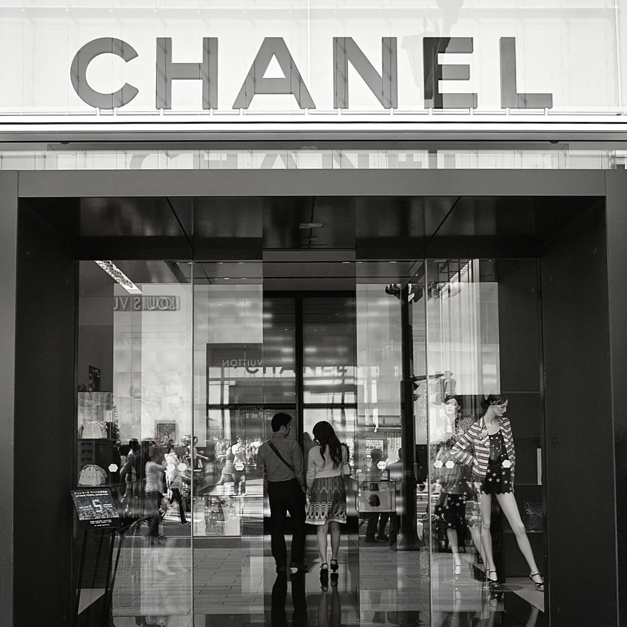 Первый магазин квартир. Коко Шанель дом моды в Париже. Первый дом моды Коко Шанель в Париже. Первый магазин Коко Шанель в Париже. Магазин Коко Шанель в Париже.