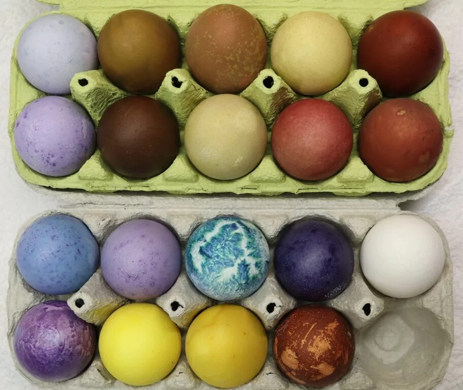 Можно ли красить коричневые яйца. Краска для яиц. Натуральные краски для яиц. Краска для пасхальных яиц. Крашеные яйца натуральными красителями.