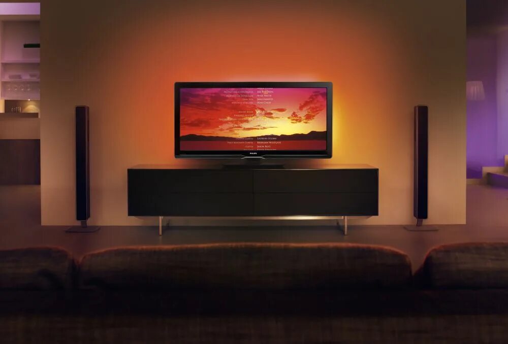 Включи кабельное телевизор. Телевизор Philips Cinema 21 9 TV. Телевизор в темноте. Телевизор вечер. Гостиная вечером фон с телевизором.