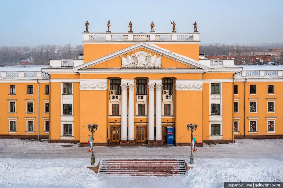 Дворец Алюминщиков Новокузнецк. ДК Алюминщик Новокузнецк. Парк Алюминщиков в Новокузнецке. Сад Алюминщиков Новокузнецк.