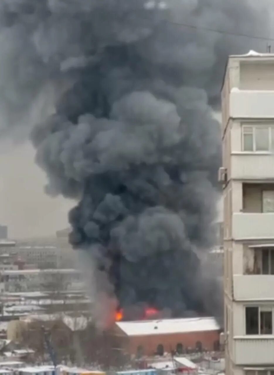 Пожарный поезд тушит пожар в тц м5 молл. Пожар в москве. Сгорел ресторан в москве. Видео пожара в центре москвы. Пожар фото.