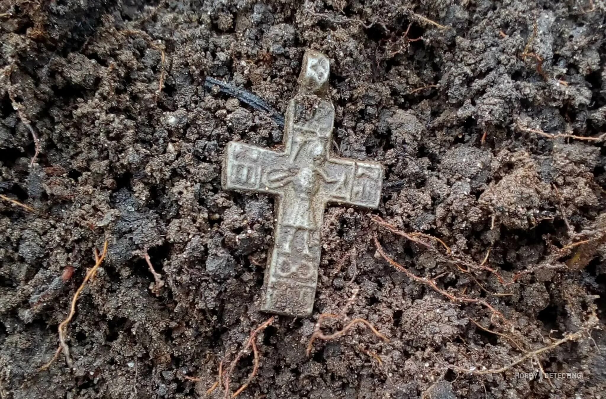 можно носить крестик поверх одежды