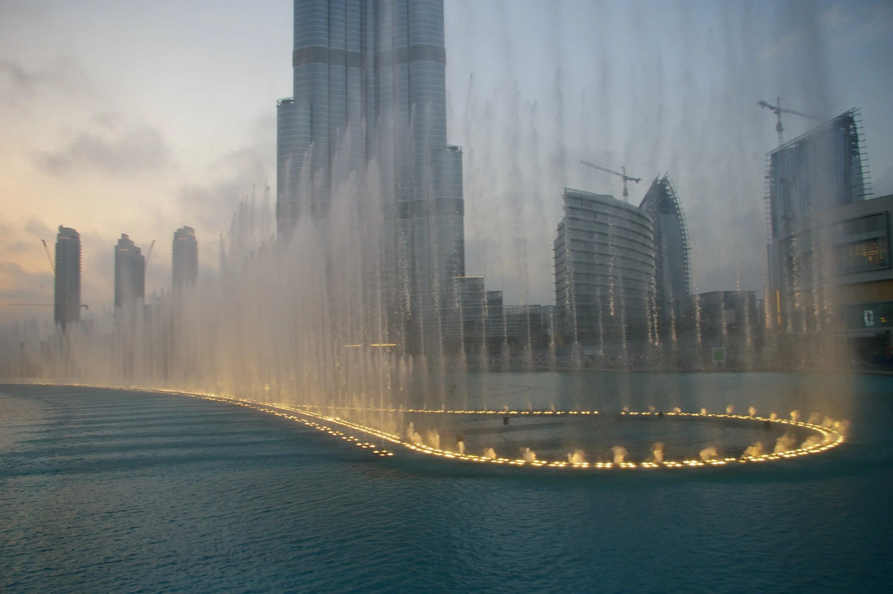 Дубайские видео. Дубай фонтаны Бурдж Халифа. Дубай Бурдж Халифа Поющие фонтаны. Фонтаны около Бурдж Халифа. Дубай фонтан с Бурш Халифы.