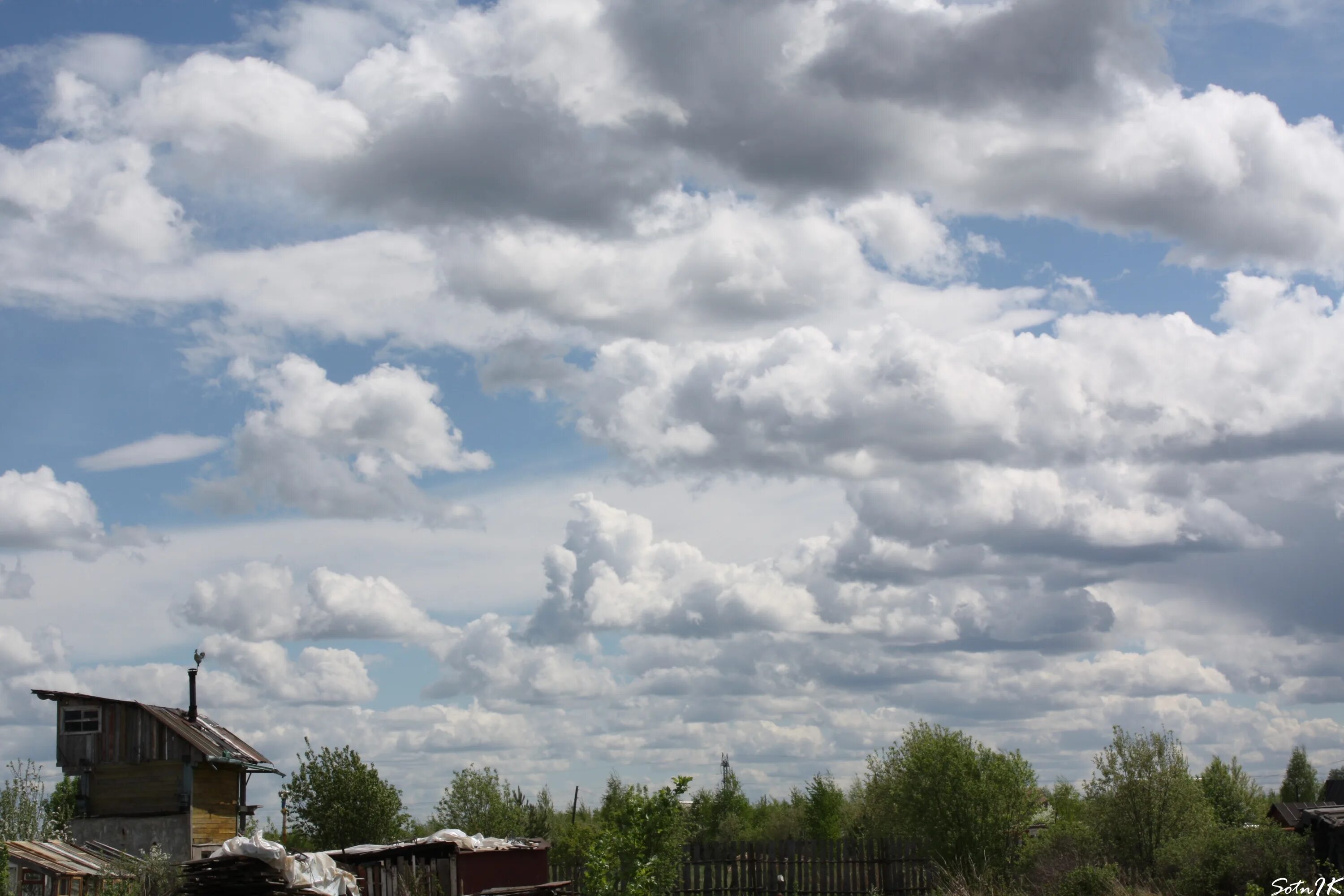 В городе белых облаков. Облака. Пасмурное небо. Деревня облака. Небо в деревне.