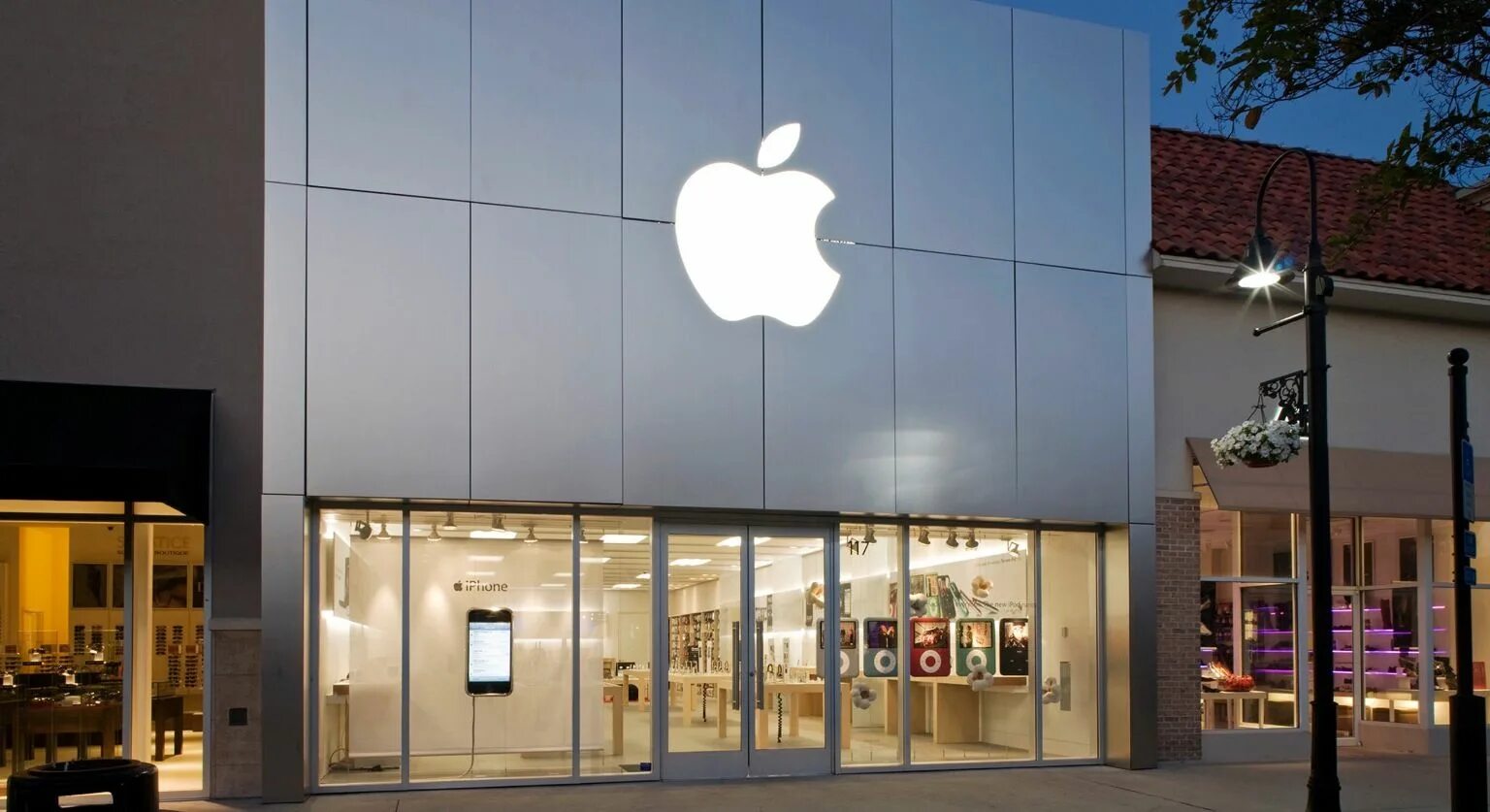Эпл стор цена. Apple Store 2007. Эпл го. Арбат Apple. Обои магазин эпл.