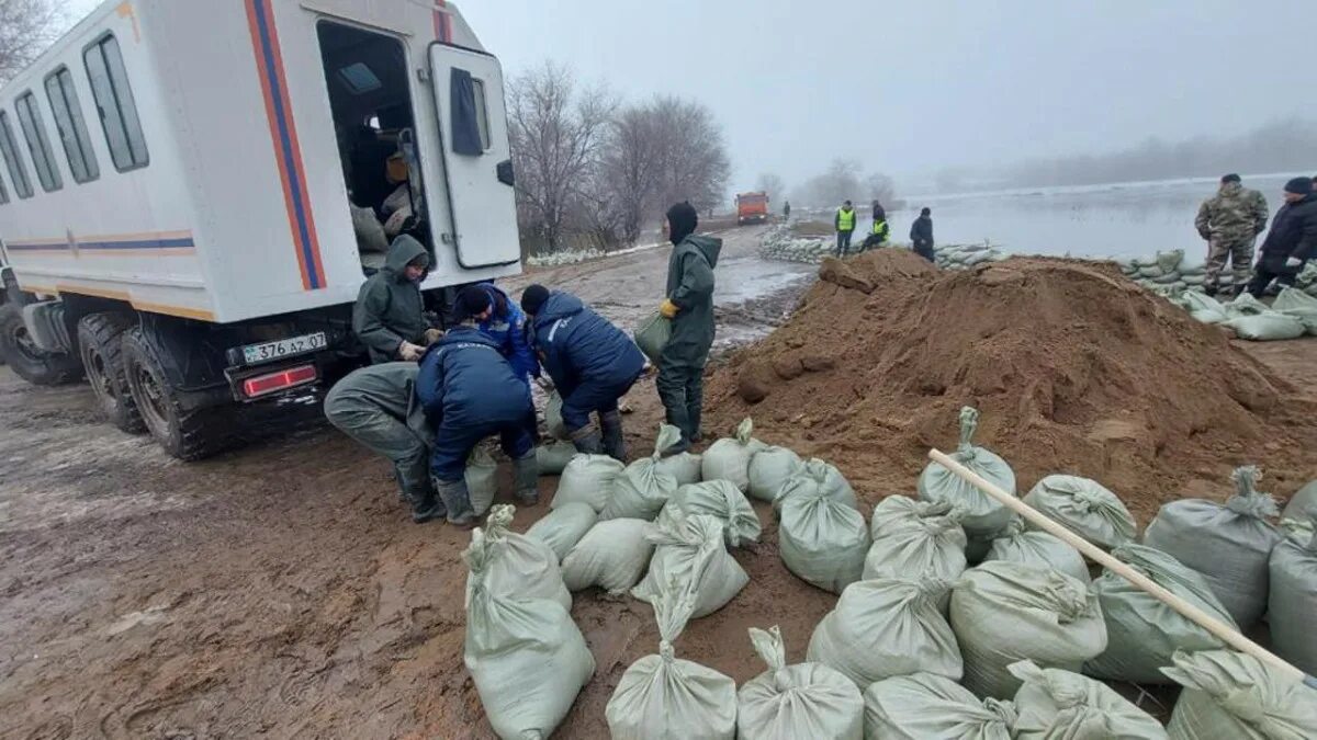 Подтопление уральска сегодня казахстан. Противопаводковые мероприятия на строительной площадке. Противопаводковые мероприятия. Противопаводковые мероприятия картинки для презентации. Эвакуация жителей.