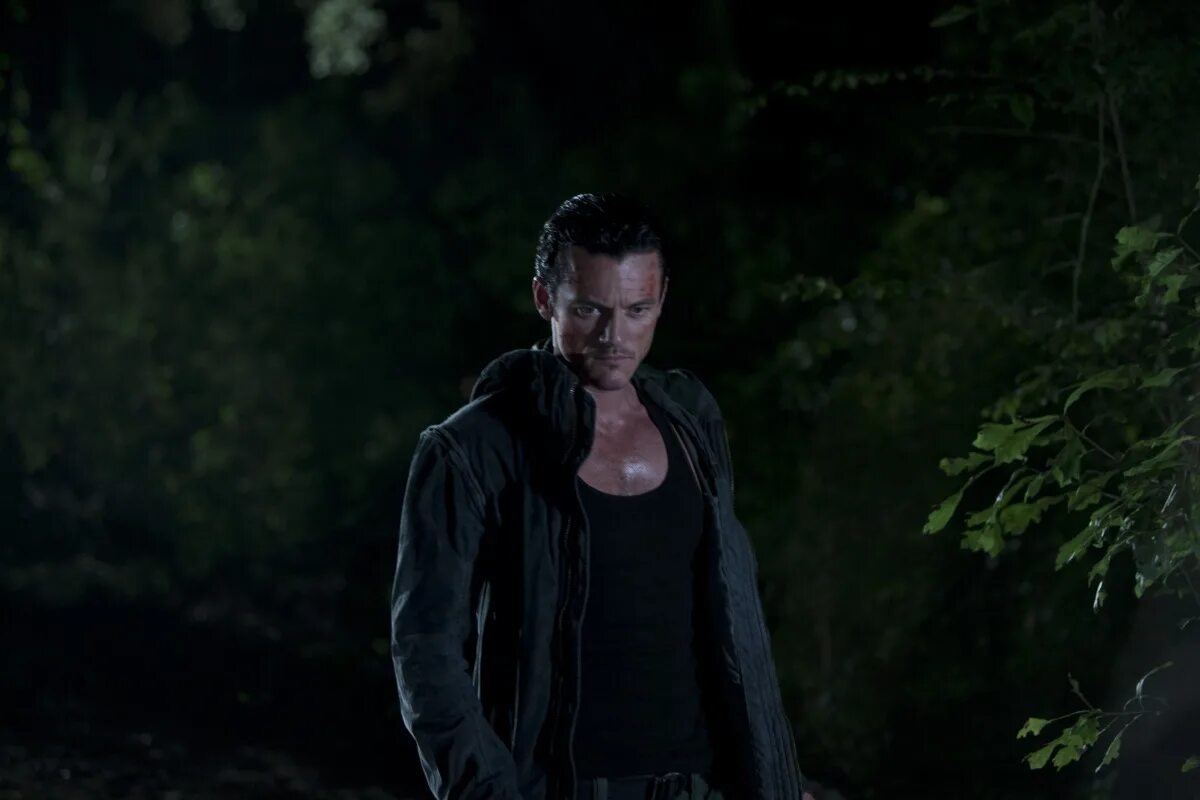 в одиночку фильм 2020 американский. никто не выжил фильм 2012 люк. америка оливо никто не выжил душ. люк эванс никто. в одиночестве человек не выжил.