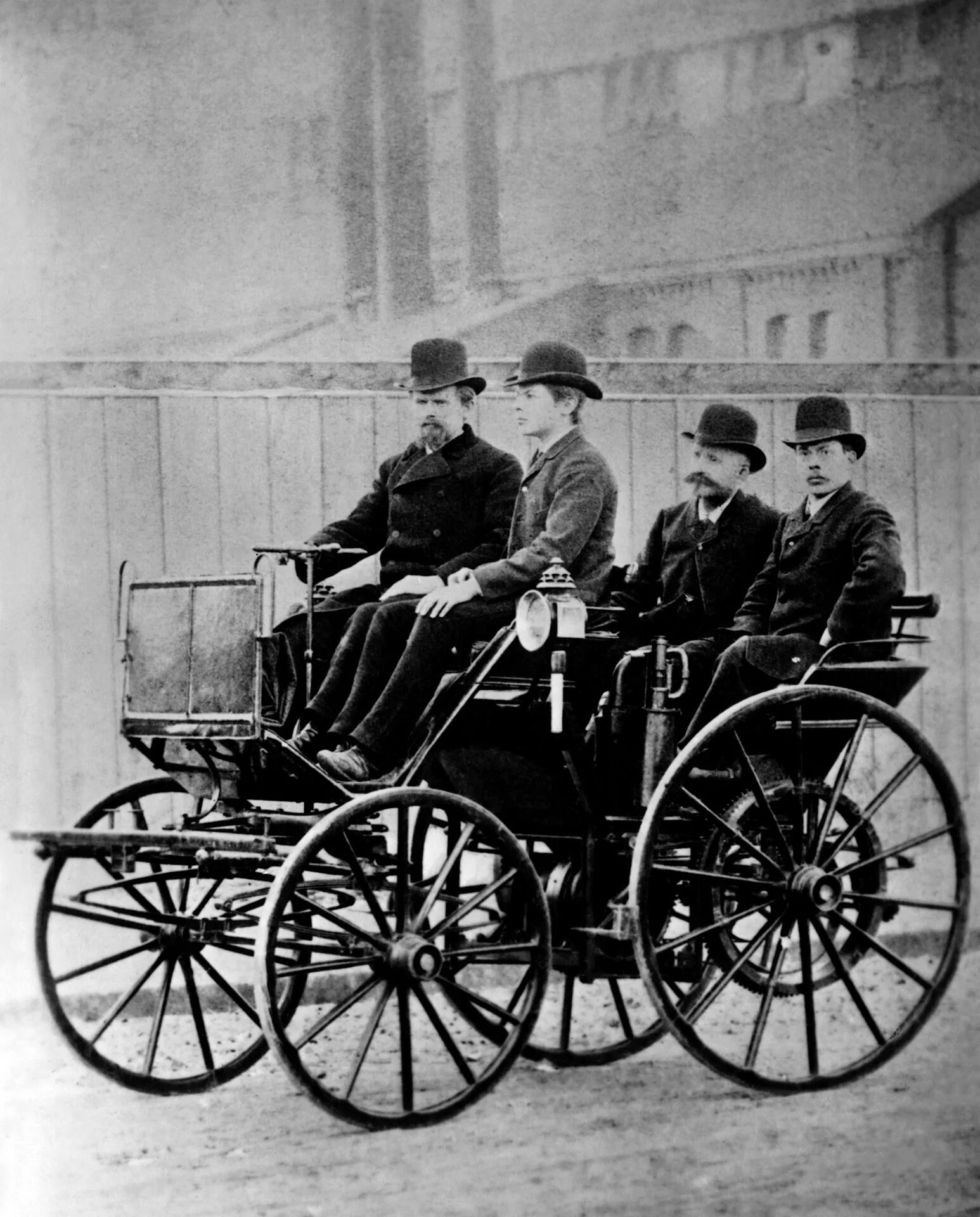Двухместный экипаж. Даймлер и Майбах первый автомобиль. Даймлер автомобиль 1895. Daimler Motor car 1886.