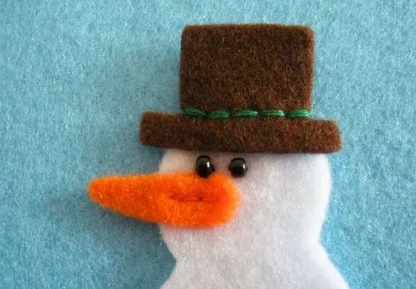 елочные игрушки из фетра снеговик. сшить снеговика. снеговик из фетра объемный. шапка для снеговика из фетра. шапка из фетра выкройка.