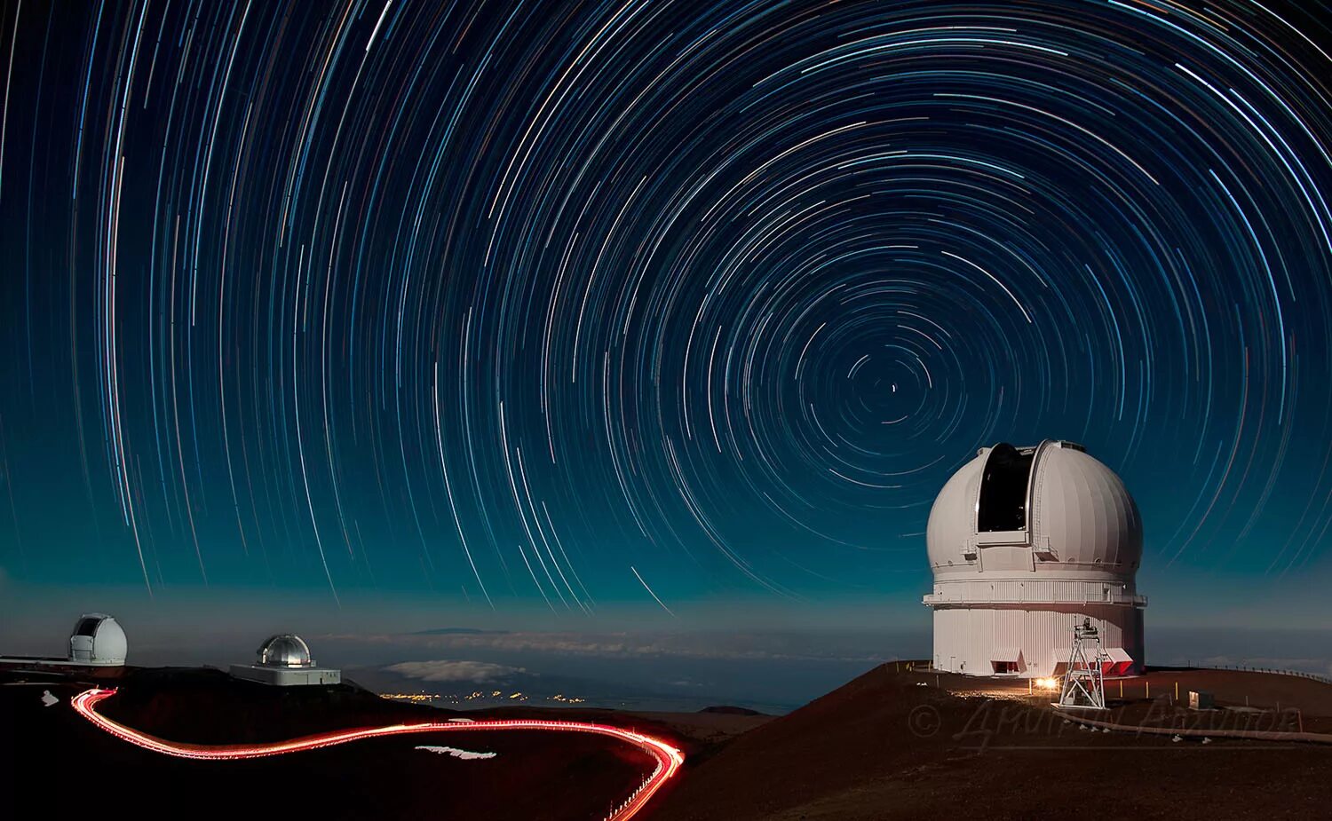 Какой прибор используется для исследования звездного неба. Мауна Кеа звезды. Космические обсерватории. Звездное небо обсерватория. Обсерватория на фоне звёздного неба.