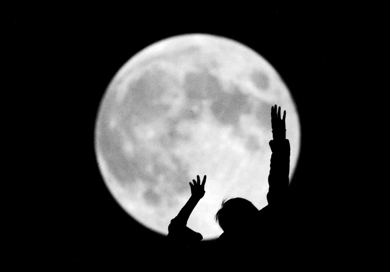 Луна фон. Мужчина на фоне Луны. Парень на фоне Луны. Силуэт человека на фоне Луны.