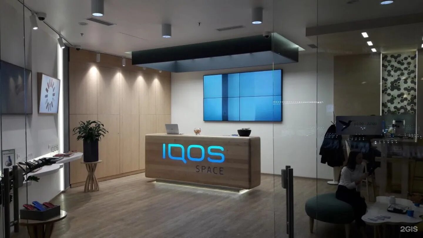 Магазин айкос. Iqos lil solid 3. Бутик iqos атриум. Витрина айкос. Витрина айкос.