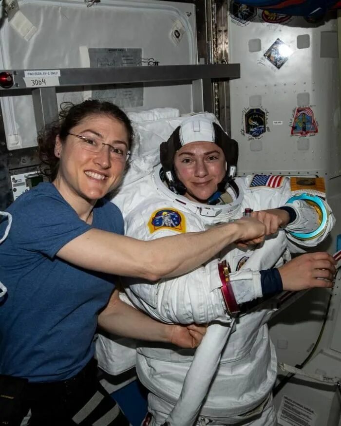 Женщины на орбитальной станции. Подростки в космосе. Космонавт потерявшийся в космосе. Женщины на МКС.