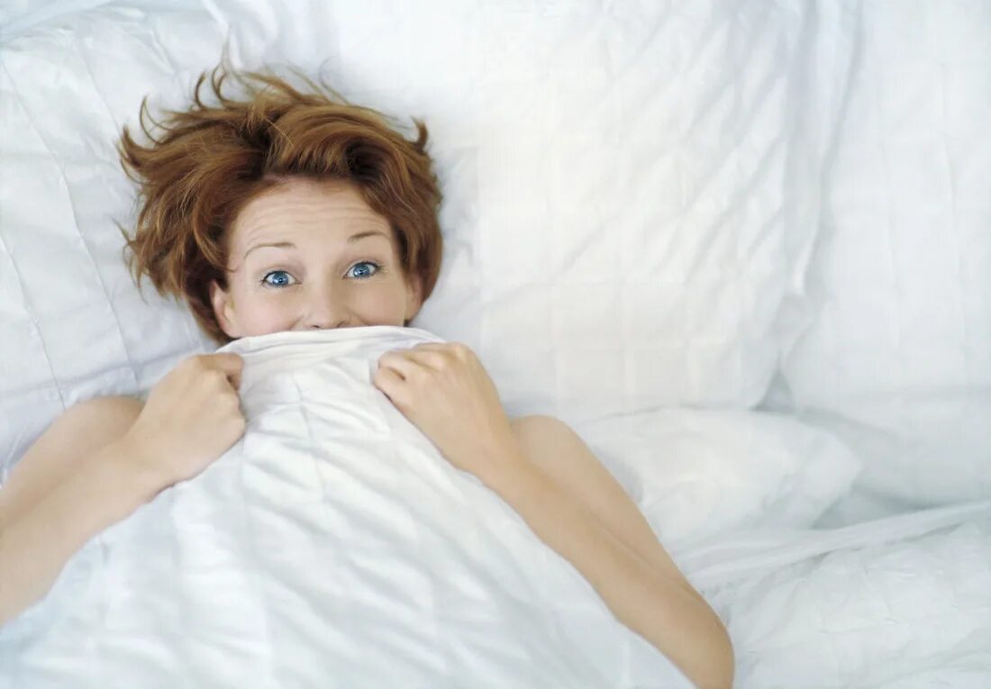 наслаждение женщины. испуганная женщина оедяло. удивилась в кровати. удивила в кровати. девушка стесняется в кровати.