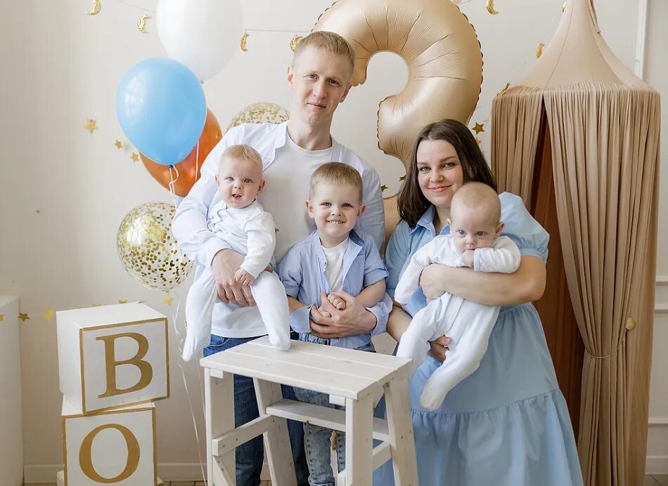 Семья со счастливым ребёнком. Equality in a family. Семья один плюс один. Семья со счастливым ребёнком. Intouchables.