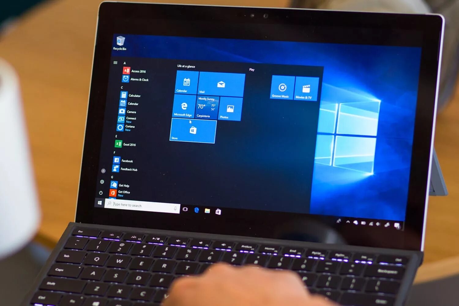 Windows computer. Microsoft windows 10. виндовс 10 комп. ноутбук майкрософт виндовс 10. виндоус 10 на ноутбук.