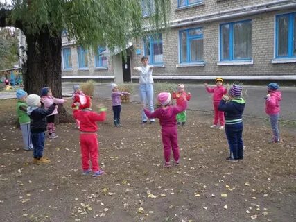Физкультурное занятие на улице в средней группе