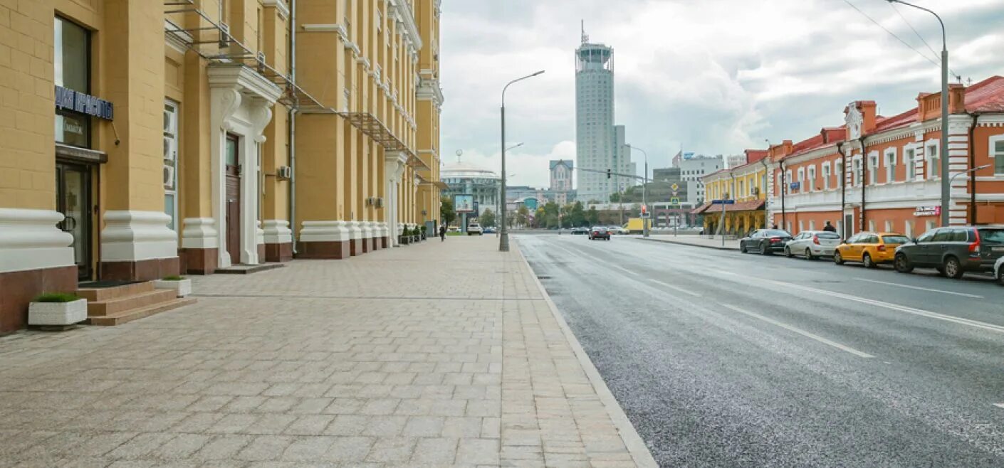 Улица без вариантов. Краснохолмская улица москва. улица тротуар. широкий тротуар в москве. благоустройство улиц москвы.