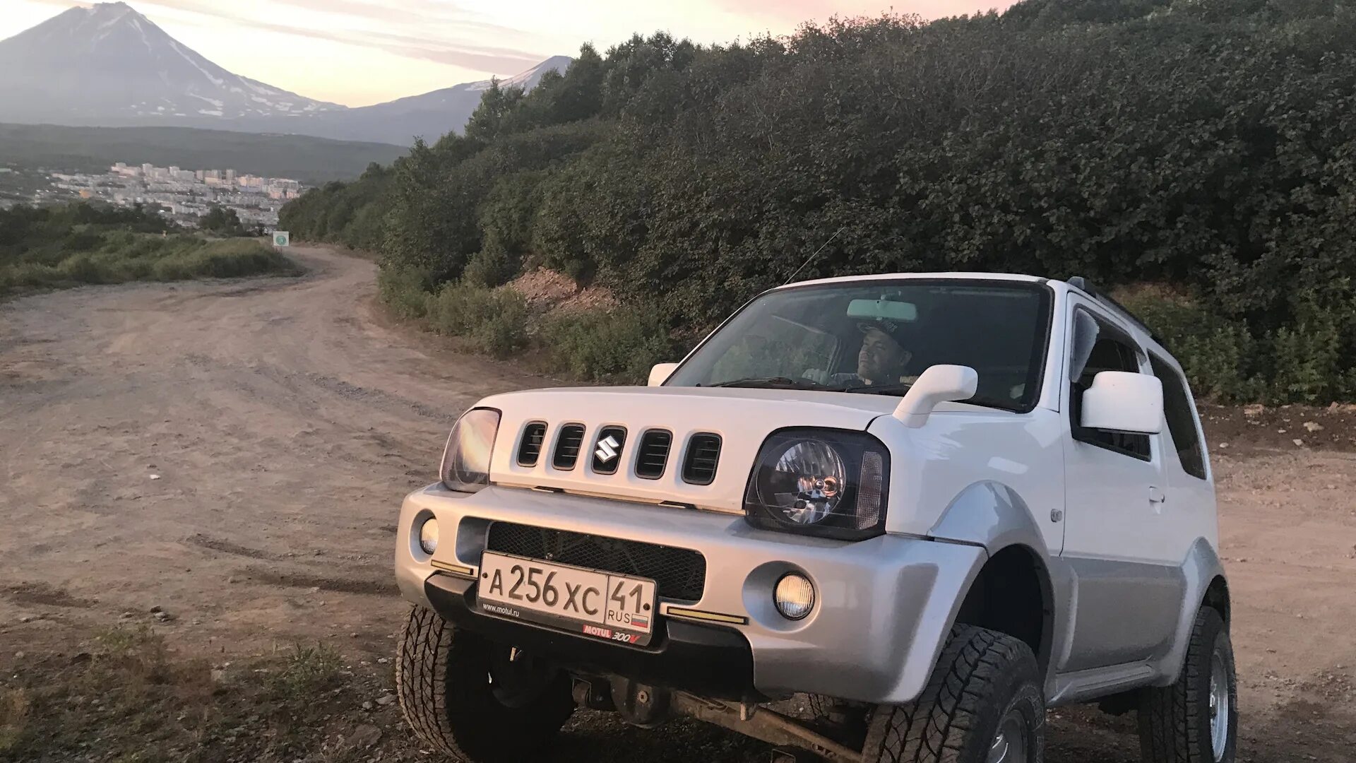 Suzuki Jimny 30 колеса. Jimny Sierra 1997. Сузуки Джимни на 30 колесах. Suzuki Jimny Sierra с 1993 года. Джимни в приморском крае