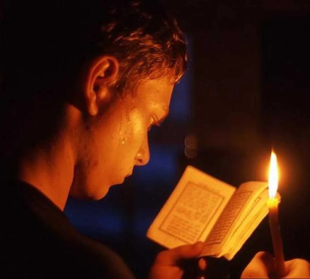 Читать духовные. Мужчина молится в церкви. Молодой человек молится в храме. Усердно молится человек. Чтение молитвы.