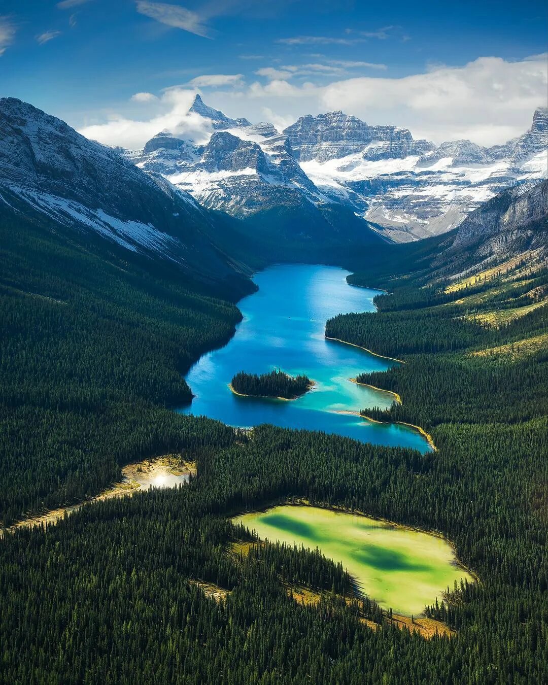 Canada lakes. Ледниковое озеро Морейн, Канада. Озеро Маккей Канада.