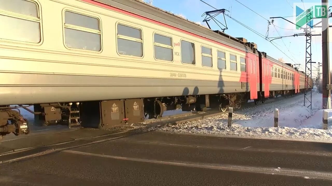 В Ивантеевке электричка сбила. Электричка сбила такси в Ивантеевке. Ивантеевка электричка. Электричка 1 мая ивантеевка