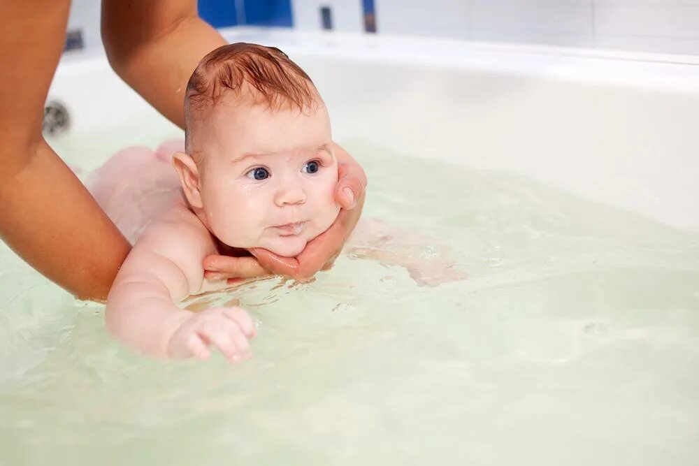 Сколько нельзя купать. Малыш в ванной. Малыш купается. Купание грудного ребенка. Купание новорожденного в ванной.