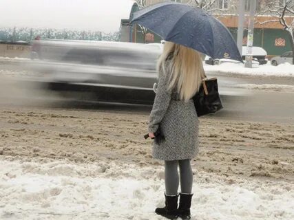 Девушка на остановке