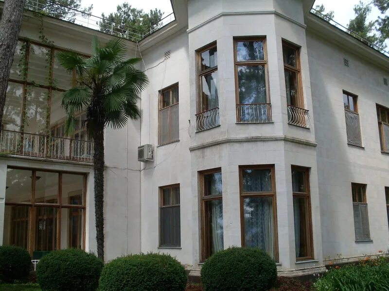 Резиденция хрущева в пицунде. Госдача хрущева в пицунде. Дача хрущёва в пицунде (абхазия). Дача хрущева в абхазии в пицунде. Дача хрущева в абхазии в пицунде.