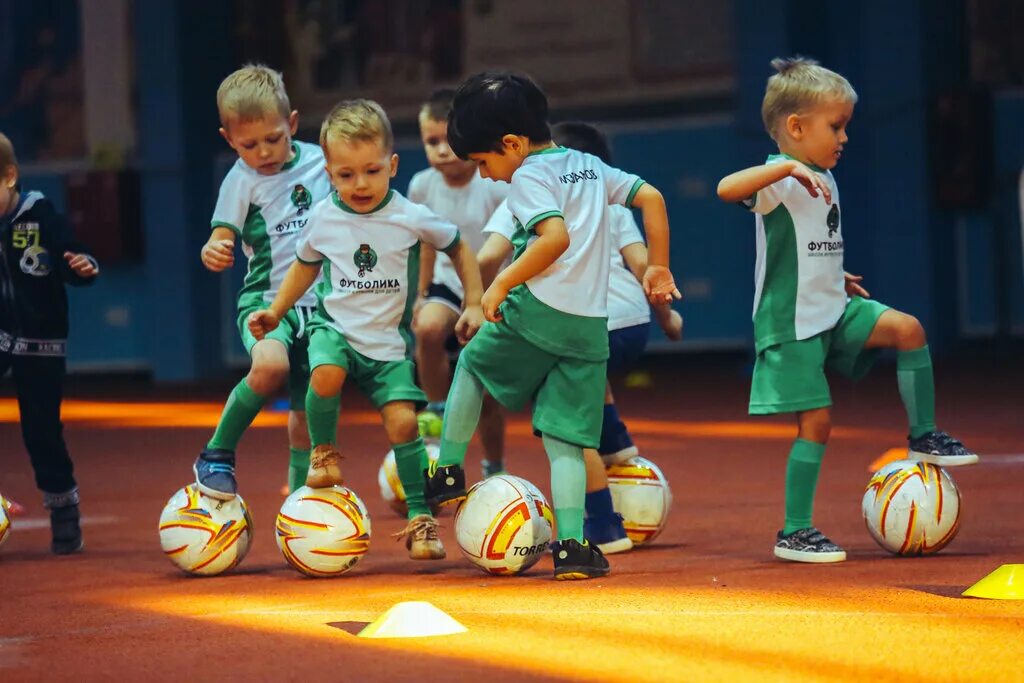 School sports 6. Секция футбола Екатеринбург. Секция футбола для мальчиков в Нижнем Новгороде. Спортшкола Футболика Казань. Футбольная секция для детей в Белорецке.