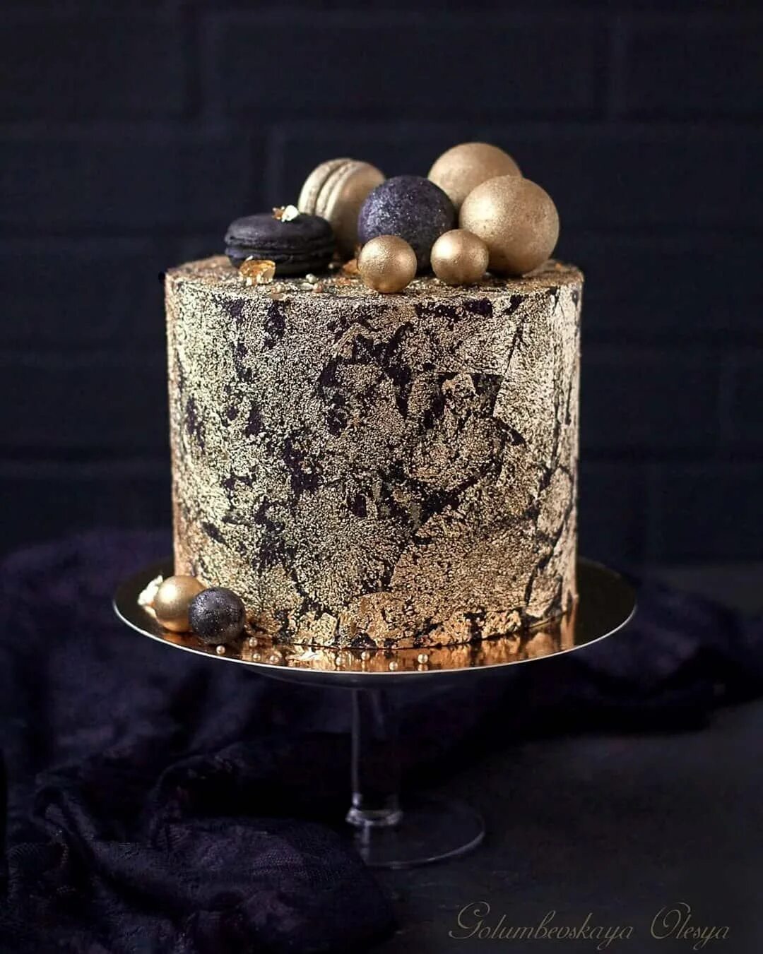 Декор торта с шариками. Украшение торта шоколадными шариками. Торт с щоклладеыми шар ками. Декор торта шоколадными шарами.