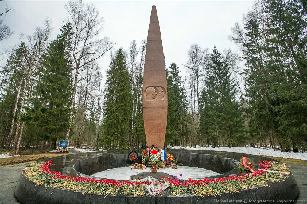 Где сейчас гагарина находится. Место гибели Гагарина и Серегина мемориал. Мемориал на месте гибели Гагарина. Памятник на месте гибели Юрия Гагарина. Деревня Новоселово Киржачский район памятник Гагарину.