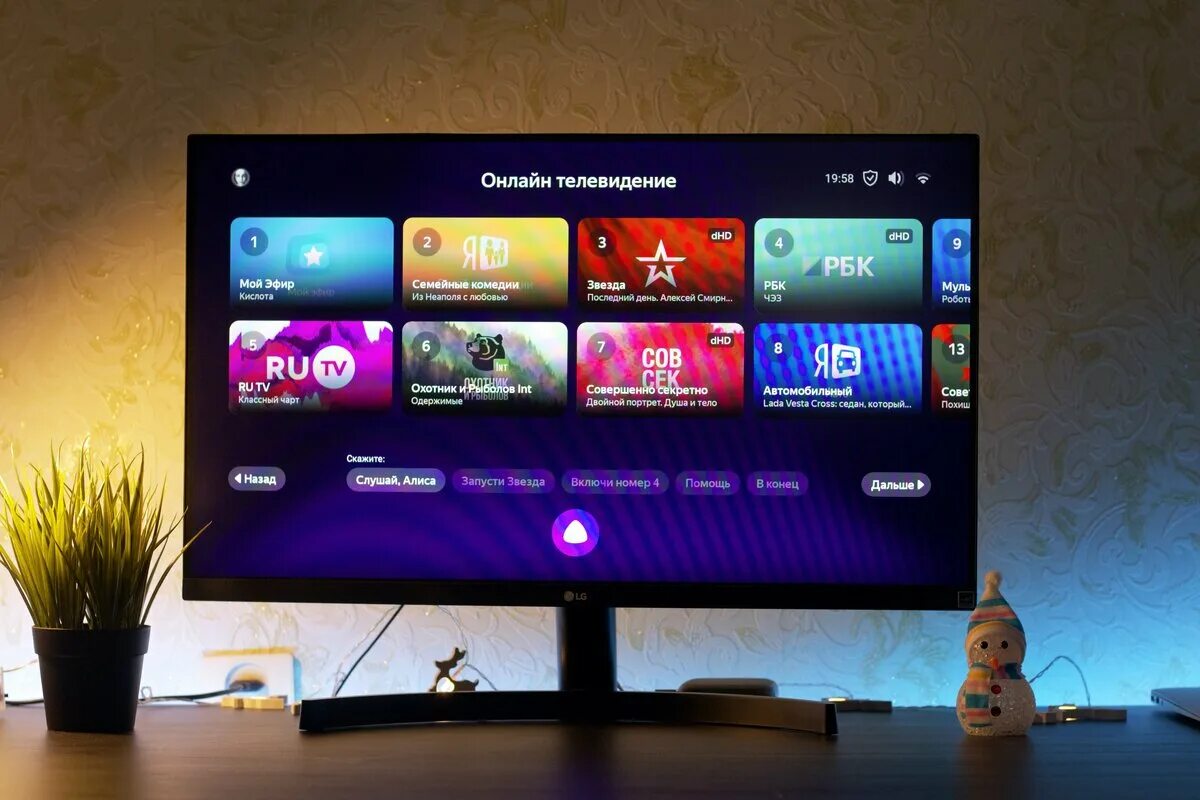 Телевизор yndx 00073 55. Телевизор смарт ТВ С Алисой. Телевизор Hi vhix-43u169msy. Smart TV приставка для телевизора LG. Смарт TV приставка Алиса.