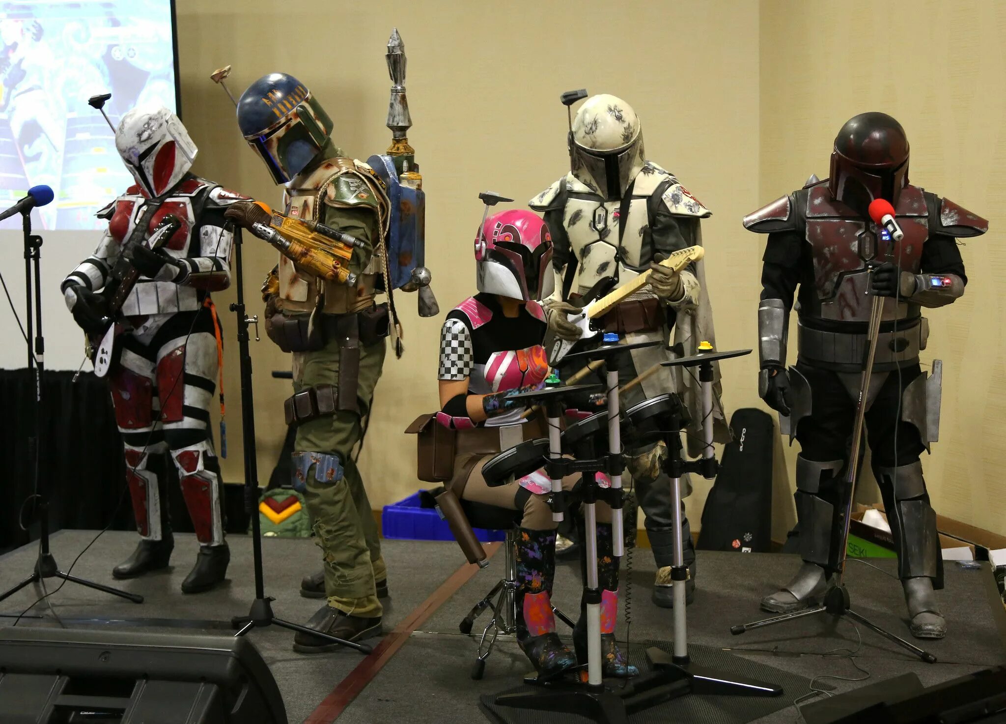 Косплей бс. Mandalorian Cosplay Clan. Star Wars Bounty Hunter. Mandalorian Player models. Mandalorian with Bow Cosplay.