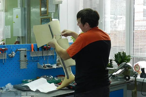 Техника протезиста. Ленина 49 стоматология. Стоматология ортопедическая зубной техник. Техник протезист конечностей. Протез ноги.